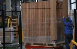 <p>2007</p>Pour compléter son activité de portes bois, l’entreprise se lance dans la fabrication de ses propres huisseries bois. 